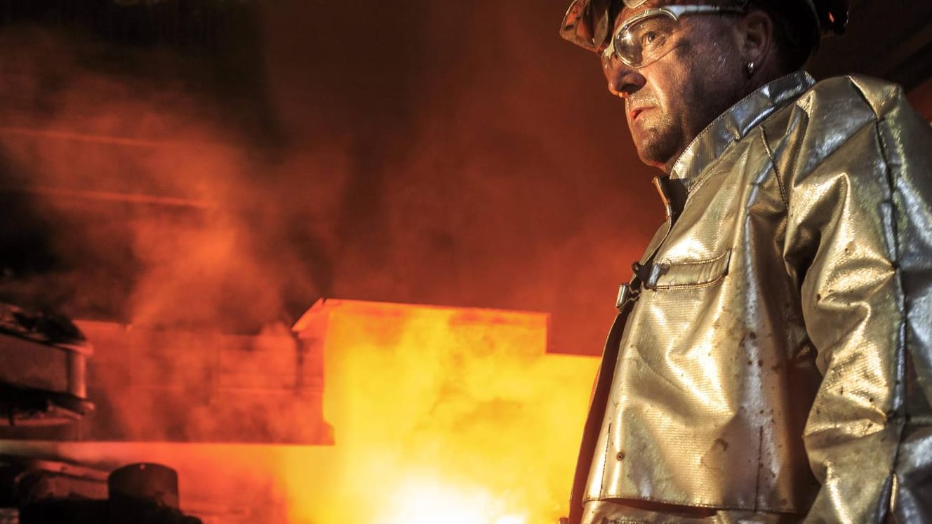 Ein Mann sticht Eisen in einem Stahlwerk ab (Archivbild): Die USA und die EU haben sich bei Zöllen auf Stahl und Aluminium geeinigt.