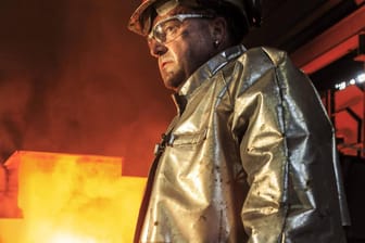 Ein Mann sticht Eisen in einem Stahlwerk ab (Archivbild): Die USA und die EU haben sich bei Zöllen auf Stahl und Aluminium geeinigt.