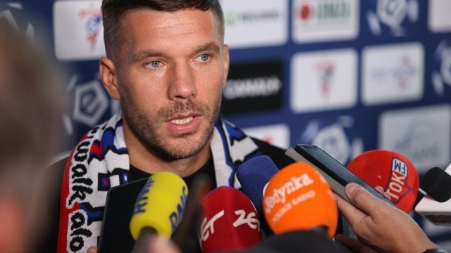 Lukas Podolski hat sich zur Impf-Debatte um Joshua Kimmich geäußert. Lukas Podolski hat sich zur Impf-Debatte um Joshua Kimmich geäußert.