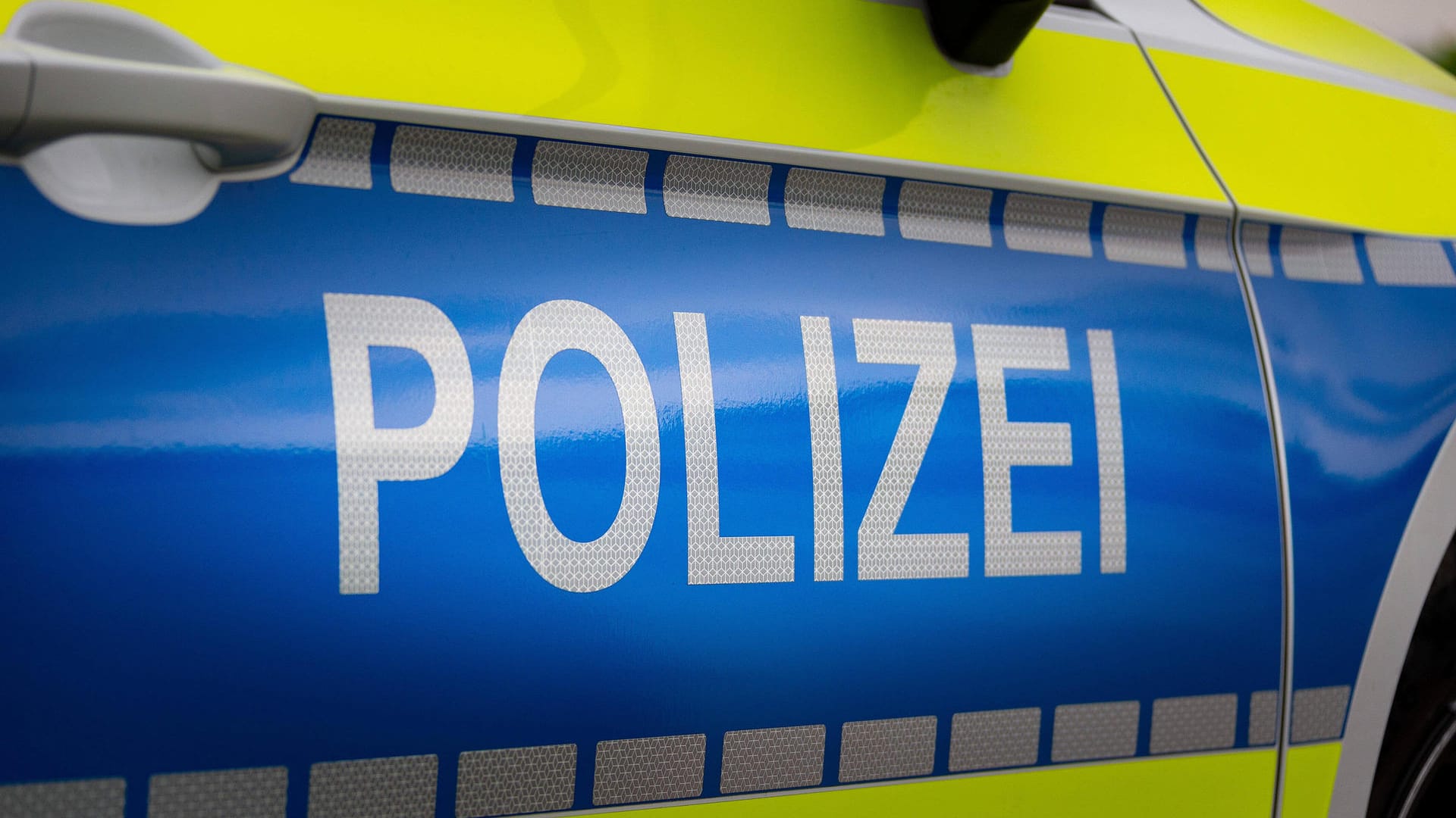 Polizeiwagen: Das Opfer habe bei der Prozedur starke Schmerzen erlitten und viel Blut verloren. (Symbolfoto)