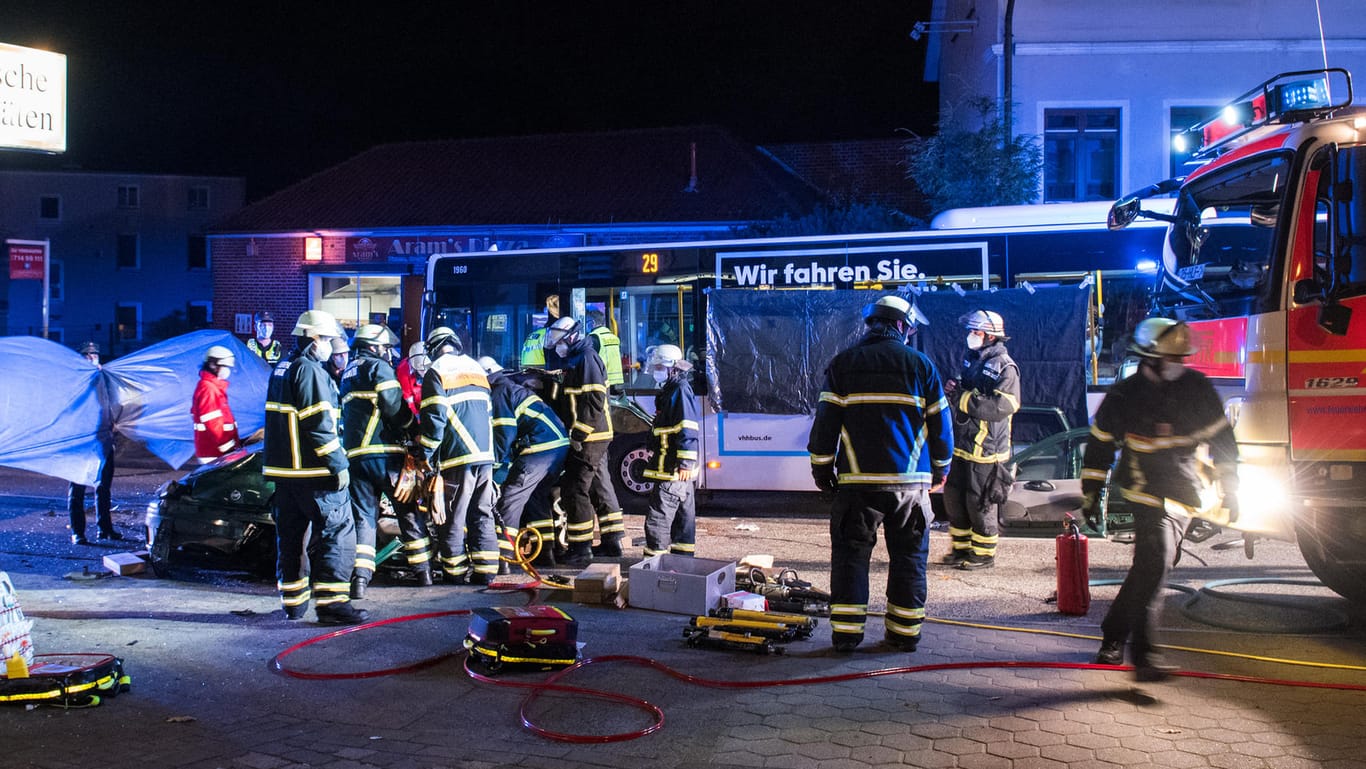 Einsatzkräfte versorgen im Stadtteil Kirchsteinbek zwischen einem Auto und einem Linienbus die Verletzten: Elf Menschen sind bei dem Unfall verletzt worden.