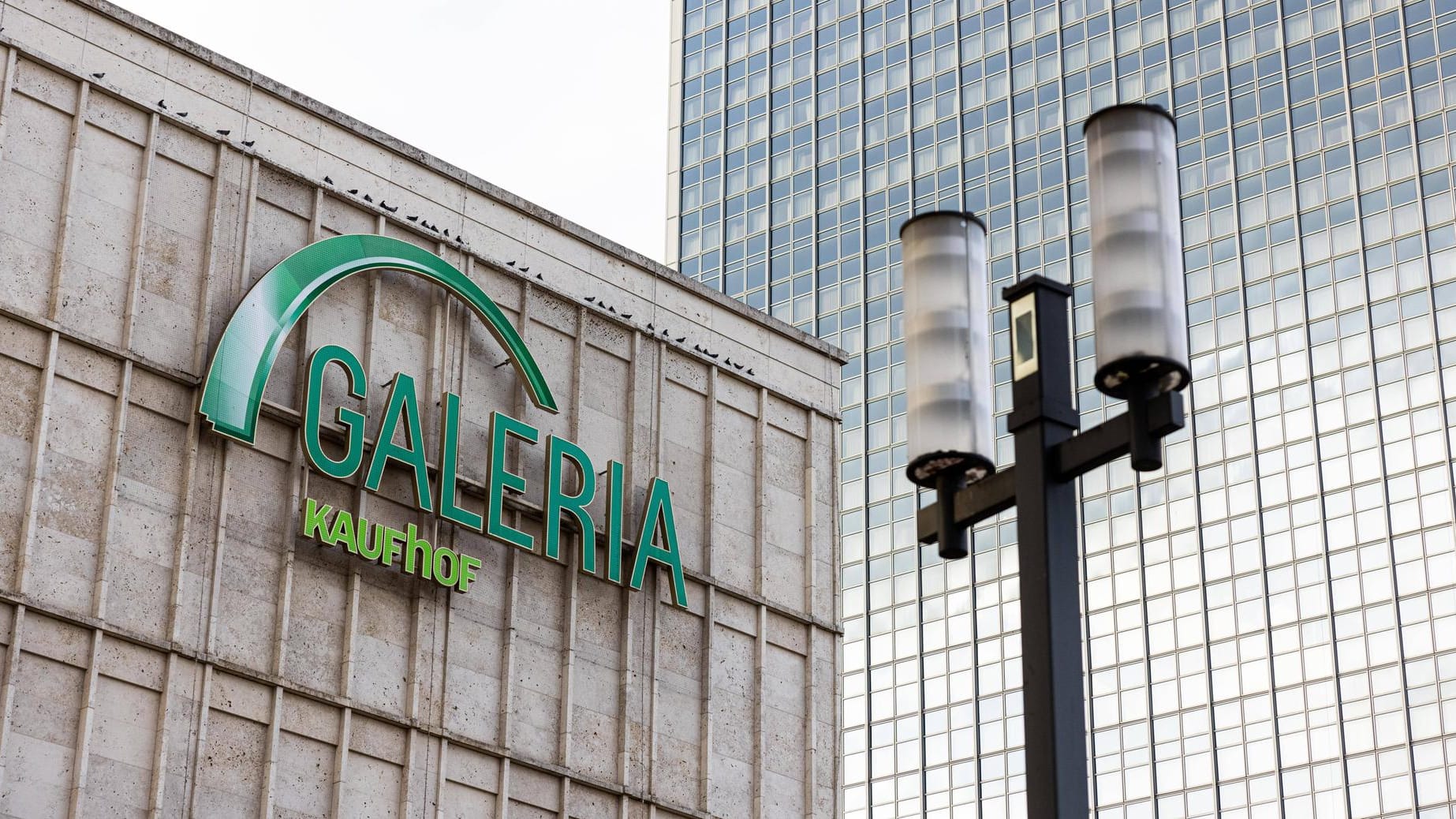 Das Firmenschild der Warenhauskette Galeria Kaufhof am Geschäft am Alexanderplatz (Archivbild): Dort ist es zu einem Feuerwehreinsatz gekommen. Das Firmenschild der Warenhauskette Galeria Kaufhof am Geschäft am Alexanderplatz (Archivbild): Dort ist es zu einem Feuerwehreinsatz gekommen.