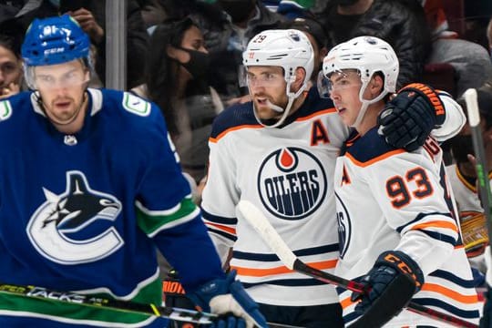 Leon Draisaitl (M) traf für die Edmonton Oilers.