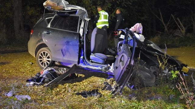 Ermittler an der Unglückstelle in Brandenburg: Die vier Überlebenden wurden schwer verletzt in Krankenhäuser gebracht. Ermittler an der Unglückstelle in Brandenburg: Die vier Überlebenden wurden schwer verletzt in Krankenhäuser gebracht.