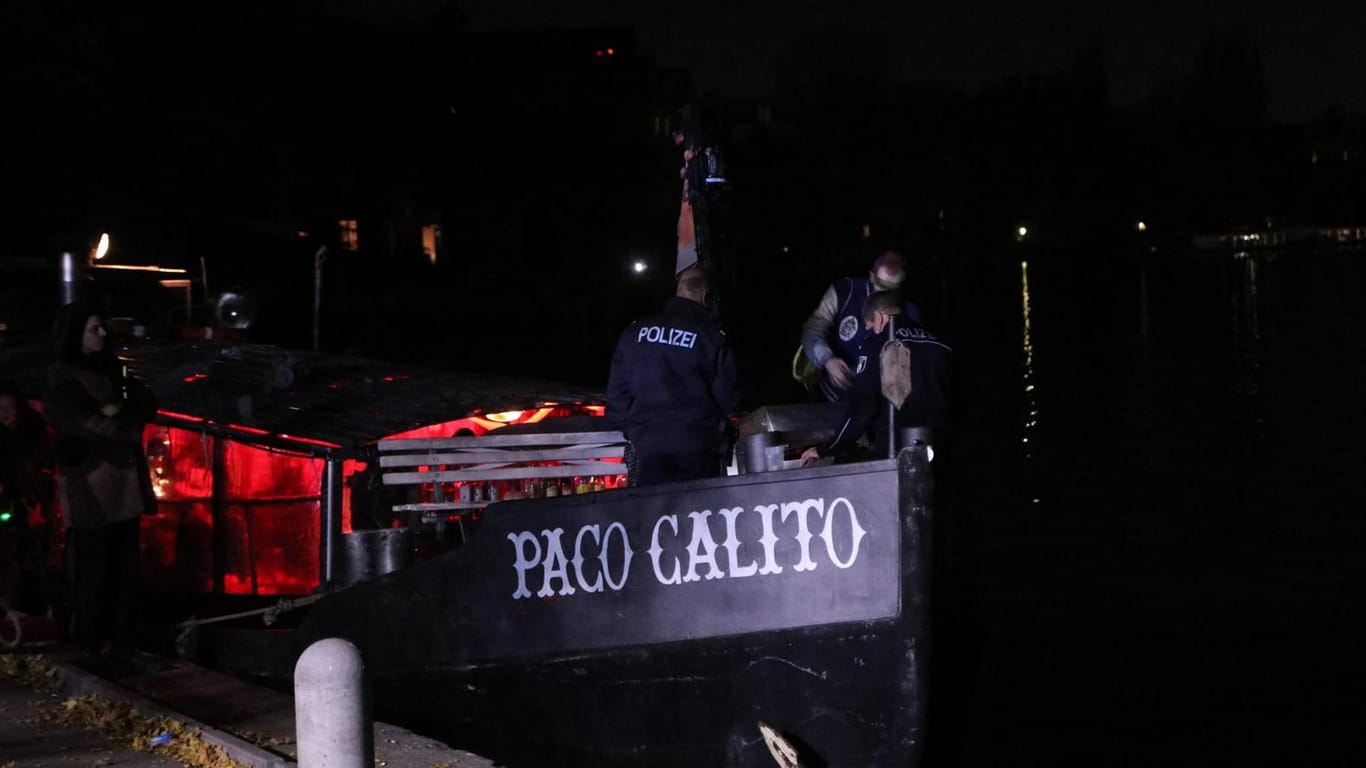 Ein Partyboot liegt am Ufer der Spree: Eine junge Frau wurde bei einer Halloween-Feier plötzlich vermisst.