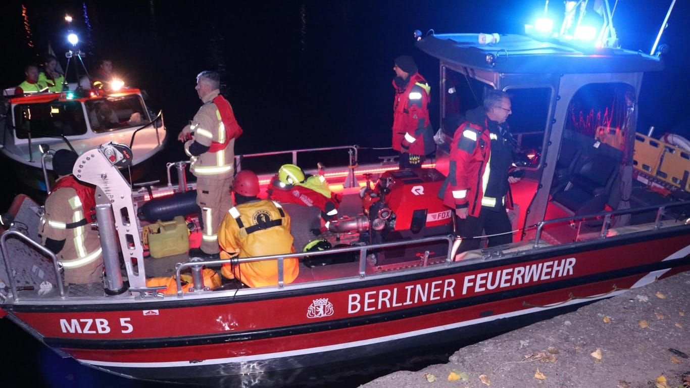 Ein Mehrzweckboot der Berliner Feuerwehr: Die Einsatzkräfte suchten nach einer Frau, die mutmaßlich von einem Partyboot in die Spree gestürzt sein sollte.