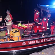 Ein Mehrzweckboot der Berliner Feuerwehr: Die Einsatzkräfte suchten nach einer Frau, die mutmaßlich von einem Partyboot in die Spree gestürzt sein sollte.