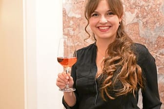 Royale Verkostung: Die deutsche Weinkönigin Sina Erdrich mit einem Glas Roséwein.