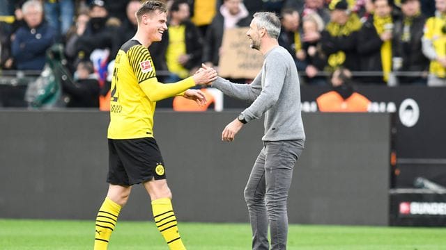 Extralob vom Coach: BVB-Trainer Marco Rose beglückwünscht Steffen Tigges. Extralob vom Coach: BVB-Trainer Marco Rose beglückwünscht Steffen Tigges.