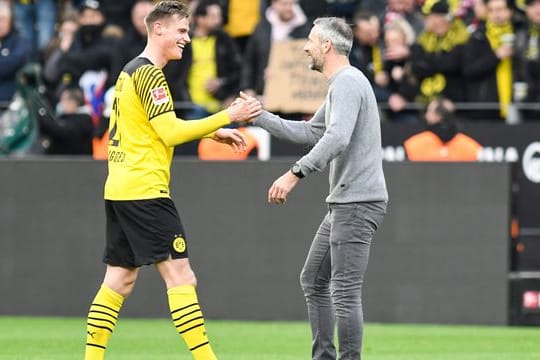 Extralob vom Coach: BVB-Trainer Marco Rose beglückwünscht Steffen Tigges.