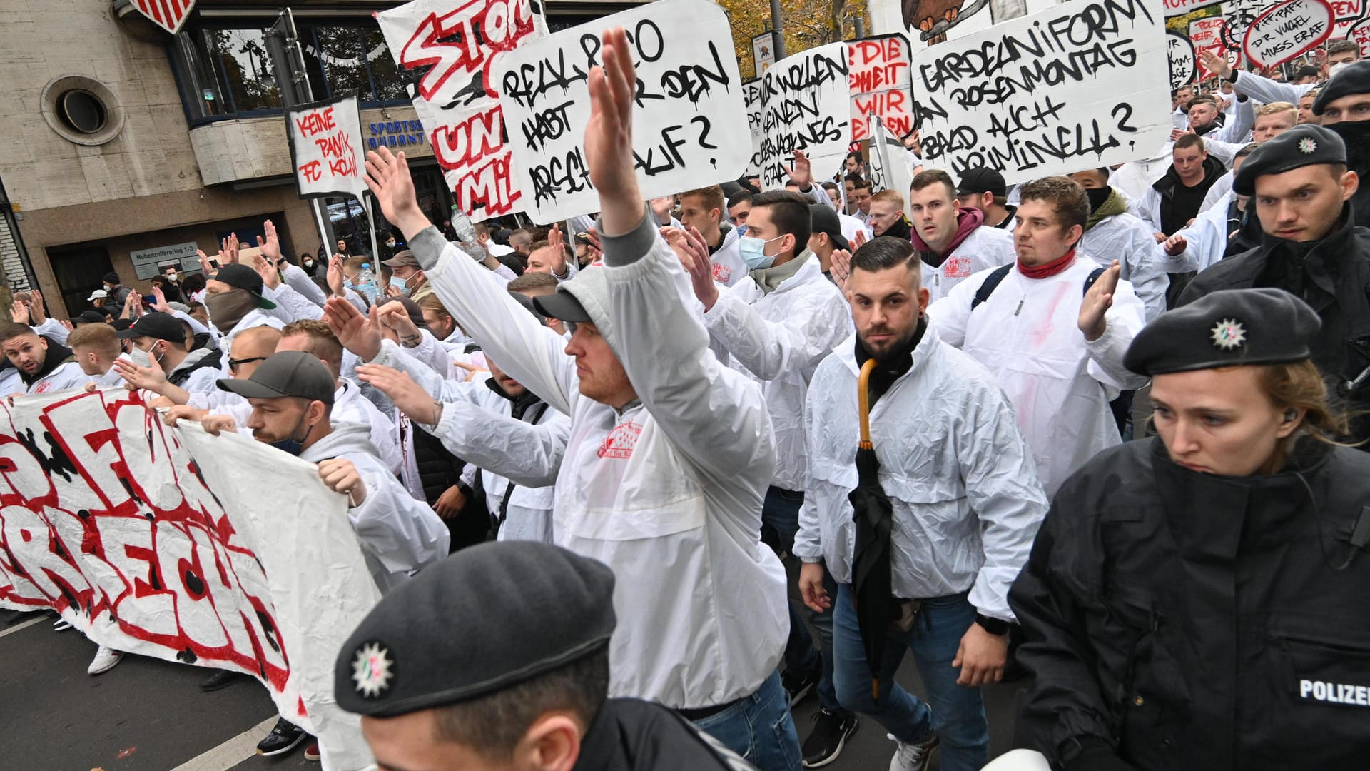 Fußballfans protestieren bei der Demonstration der Initiative "Versammlungsgesetz NRW stoppen": Die Proteste sind gegen die geplante Verschärfung des Versammlungsrechts der nordrhein-westfälischen Landesregierung.