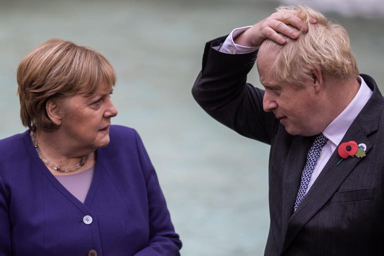 Kanzlerin Merkel und der britische Premierminister Boris Johnson am Trevi-Brunnen in Rom.