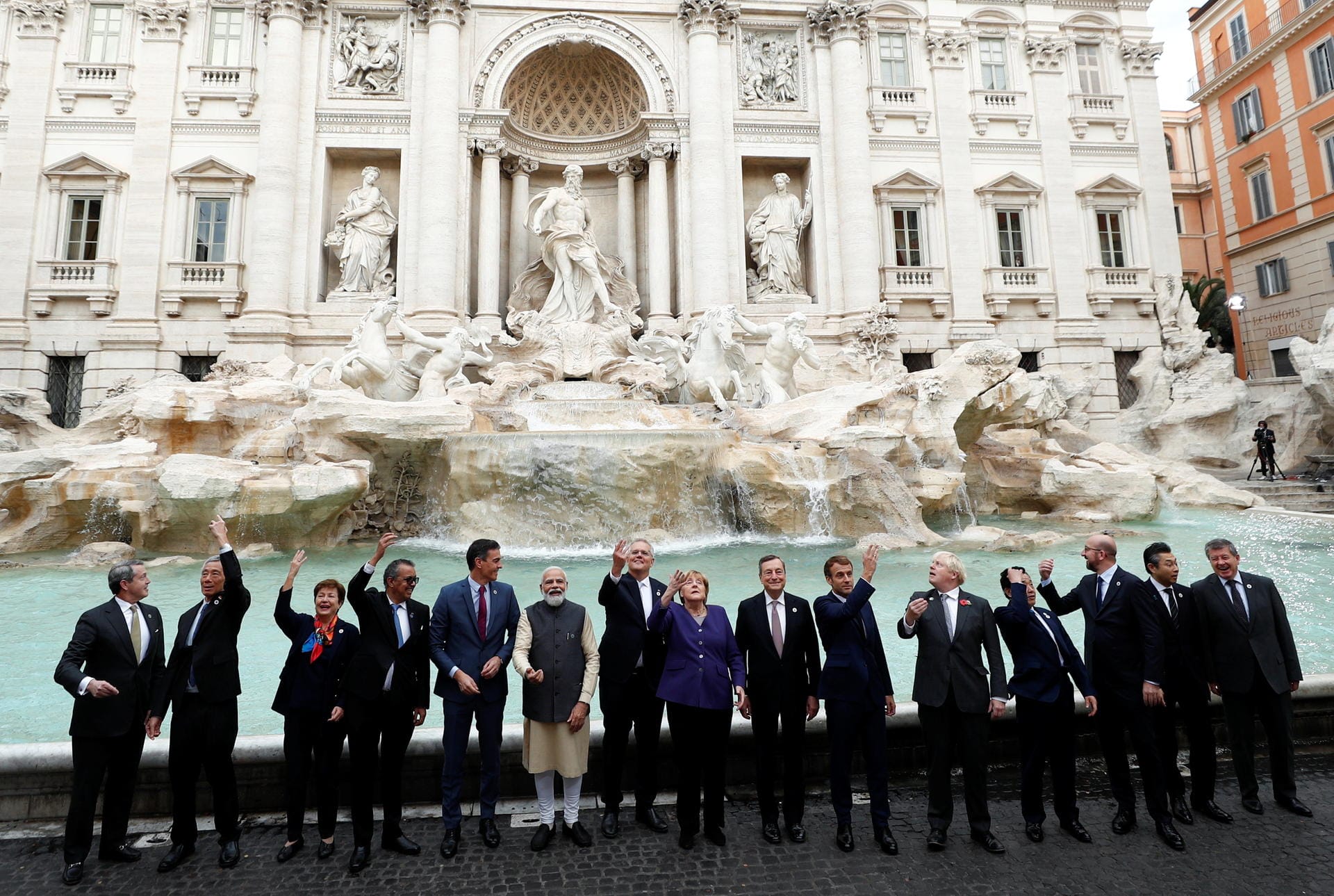 Gruppenfoto der G20-Vertreter: Einer Legende zufolge soll es Glück bringen, Münzen über die rechte Schulter in den Trevi-Brunnen zu werfen.