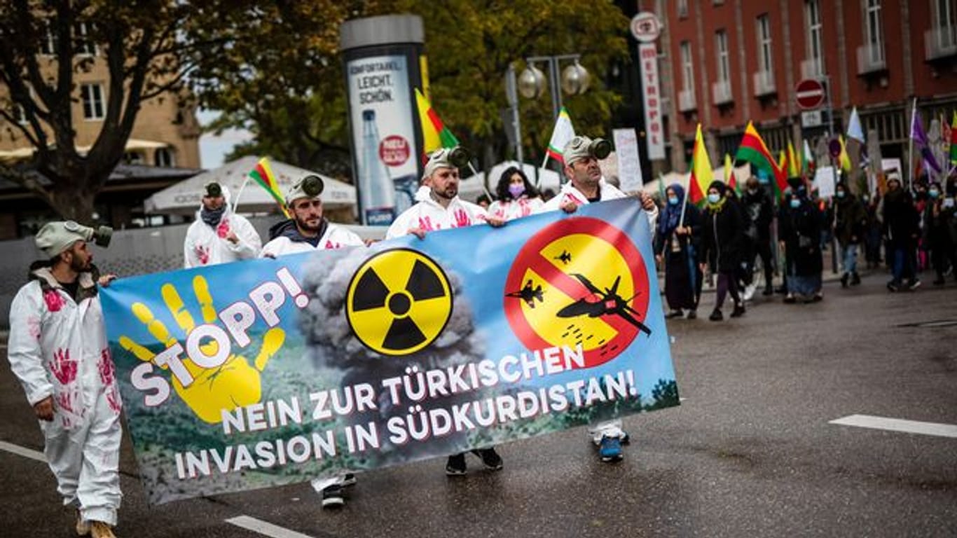 Kurden demonstrieren gegen türkischen Militäreinsatz Kurden demonstrieren gegen türkischen Militäreinsatz