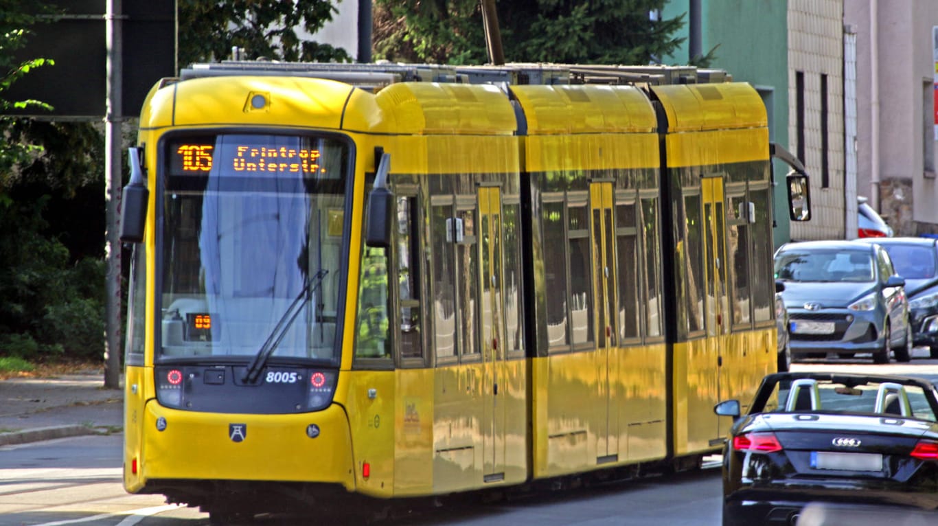 Eine Straßenbahn in Essen (Archivbild): In einem dieser Fahrzeuge hat eine Frau Reizgas versprüht und damit mehrere Menschen verletzt.