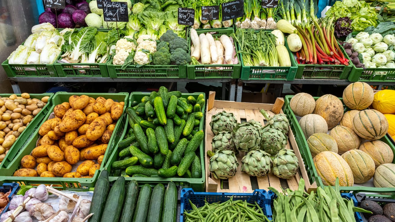 Eine Gemüseauslage in einem Supermarkt (Symbolbild): Der Preis spielt für die Deutschen eine größere Rolle als Nachhaltigkeit.