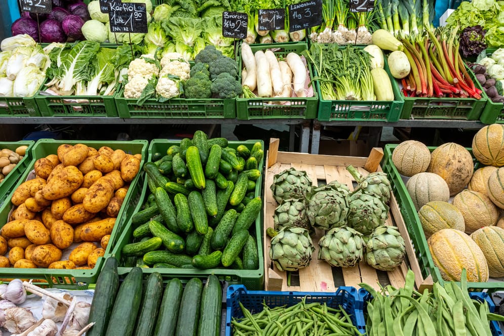 Eine Gemüseauslage in einem Supermarkt (Symbolbild): Der Preis spielt für die Deutschen eine größere Rolle als Nachhaltigkeit.