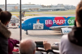 Ein Flugzeug vom Typ Airbus A380 der arabischen Fluglinie Emirates: Die Lackierung weist auf die Expo in Dubai hin.