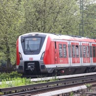 Eine S-Bahn in Hamburg (Symbolbild): An einem Bahnübergang in Sülldorf ist ein lebensgefährlich verletzter Mann aufgefunden worden.
