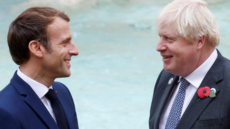 Emmanuel Macron und Boris Johnson in Rom: Mit Blick auf den Fischereistreit haben sich die Regierungschefs von Frankreich und Großbritannien auf eine "Deeskalation" verständigt.