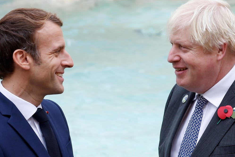 Emmanuel Macron und Boris Johnson in Rom: Mit Blick auf den Fischereistreit haben sich die Regierungschefs von Frankreich und Großbritannien auf eine "Deeskalation" verständigt.