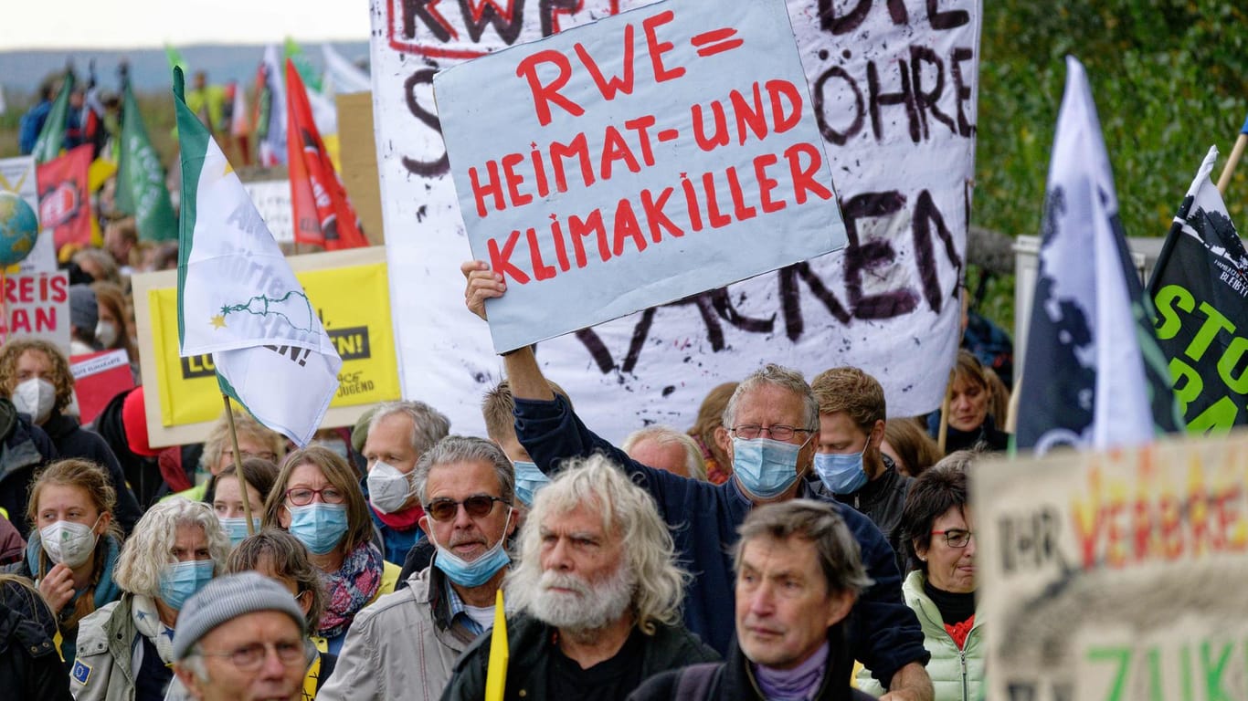 Ein Teilnehmer hält bei einer Demonstration ein Plakat: Über 1.000 Kohlegegner haben hier friedlich gegen den Braunkohleabbau im Rheinischen Revier protestiert.