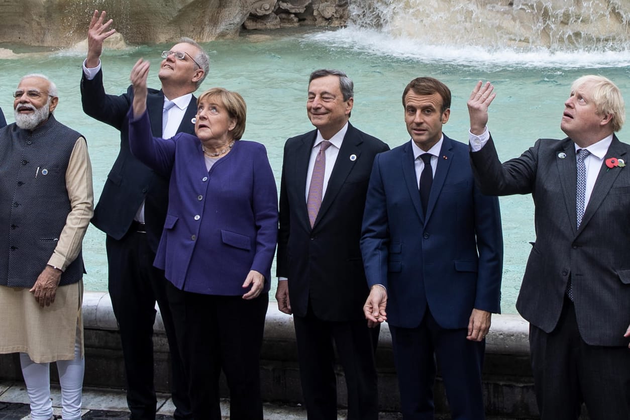 Rom: Die Staats- und Regierungschefs der G20-Staaten werfen am Sonntag Münzen in den Trevi-Brunnen.