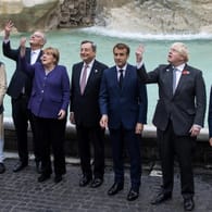 Rom: Die Staats- und Regierungschefs der G20-Staaten werfen am Sonntag Münzen in den Trevi-Brunnen.