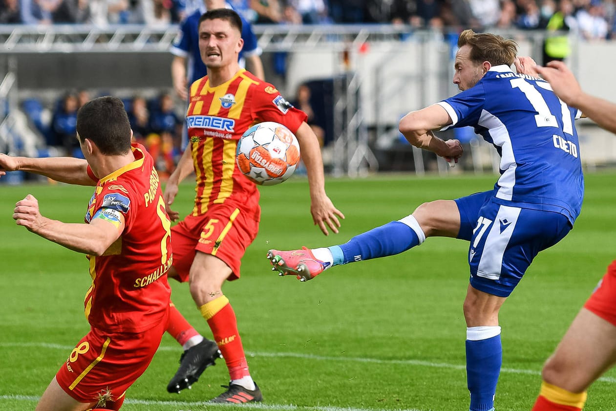 Karlsruhes Lucas Cueto schließt ab: Der Offensivmann der Badener konnte gerade so eine allzu herbe Niederlage mit seinem Team abwenden.