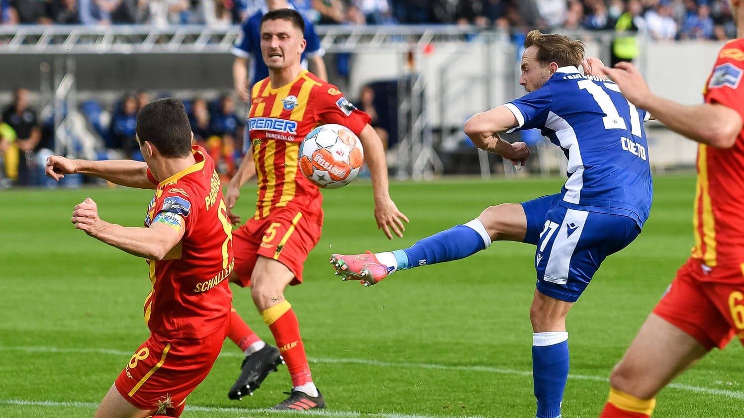 Karlsruhes Lucas Cueto schließt ab: Der Offensivmann der Badener konnte gerade so eine allzu herbe Niederlage mit seinem Team abwenden.