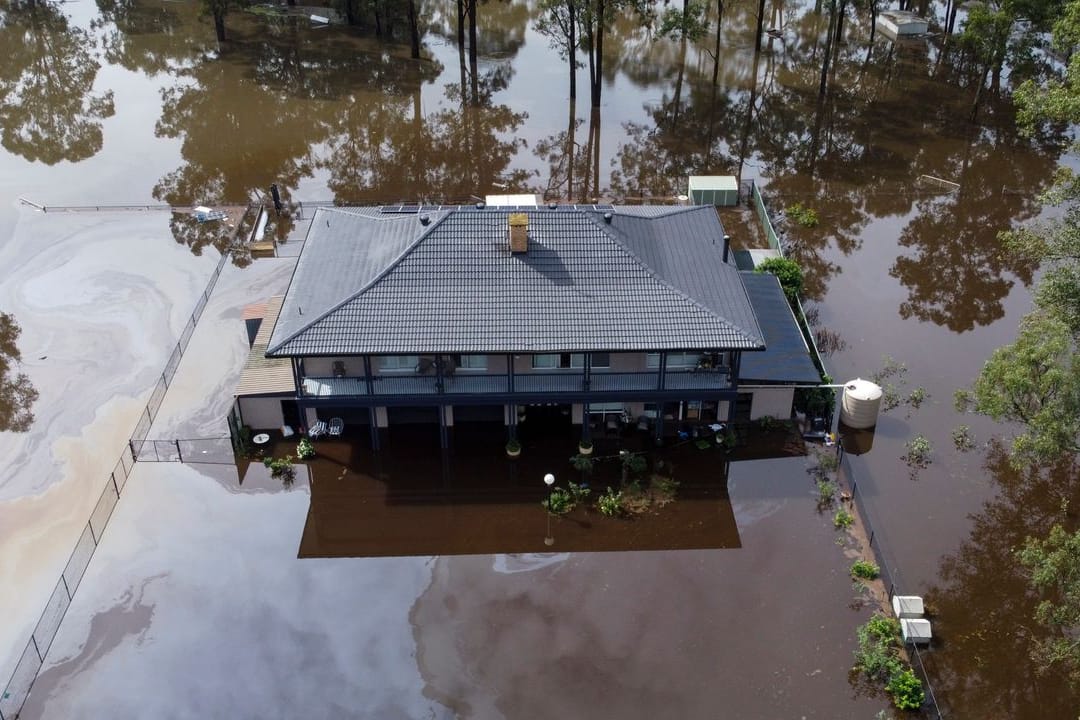 Ein von Wasser umgebenes Haus am Stadtrand von Sydney.