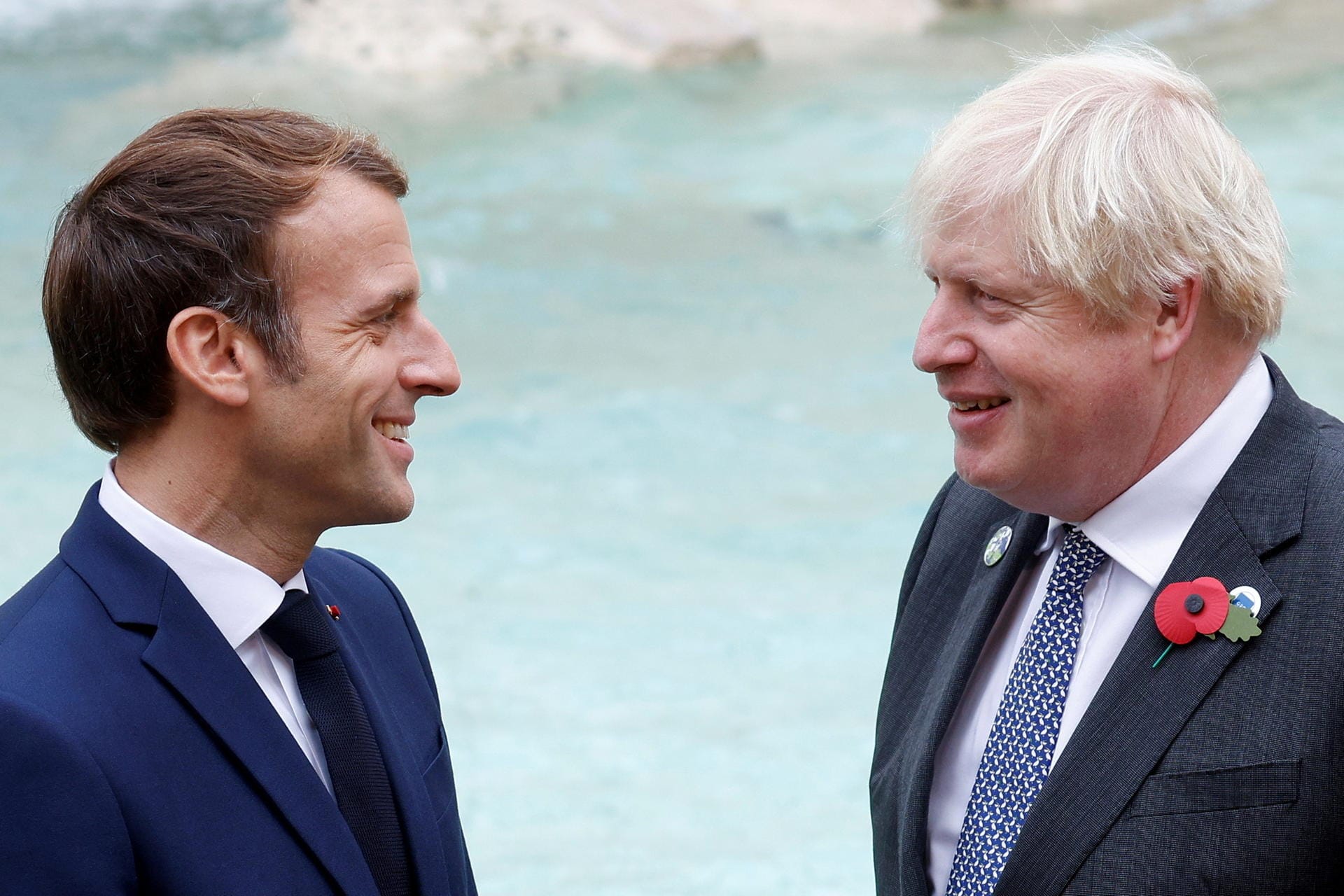Emmanuel Macron und Boris Johnson am Trevi-Brunnen: Die Regierungschefs von Frankreich und Großbritannien haben sich in Rom auf eine "Deeskalation" im Fischereistreit verständigt.