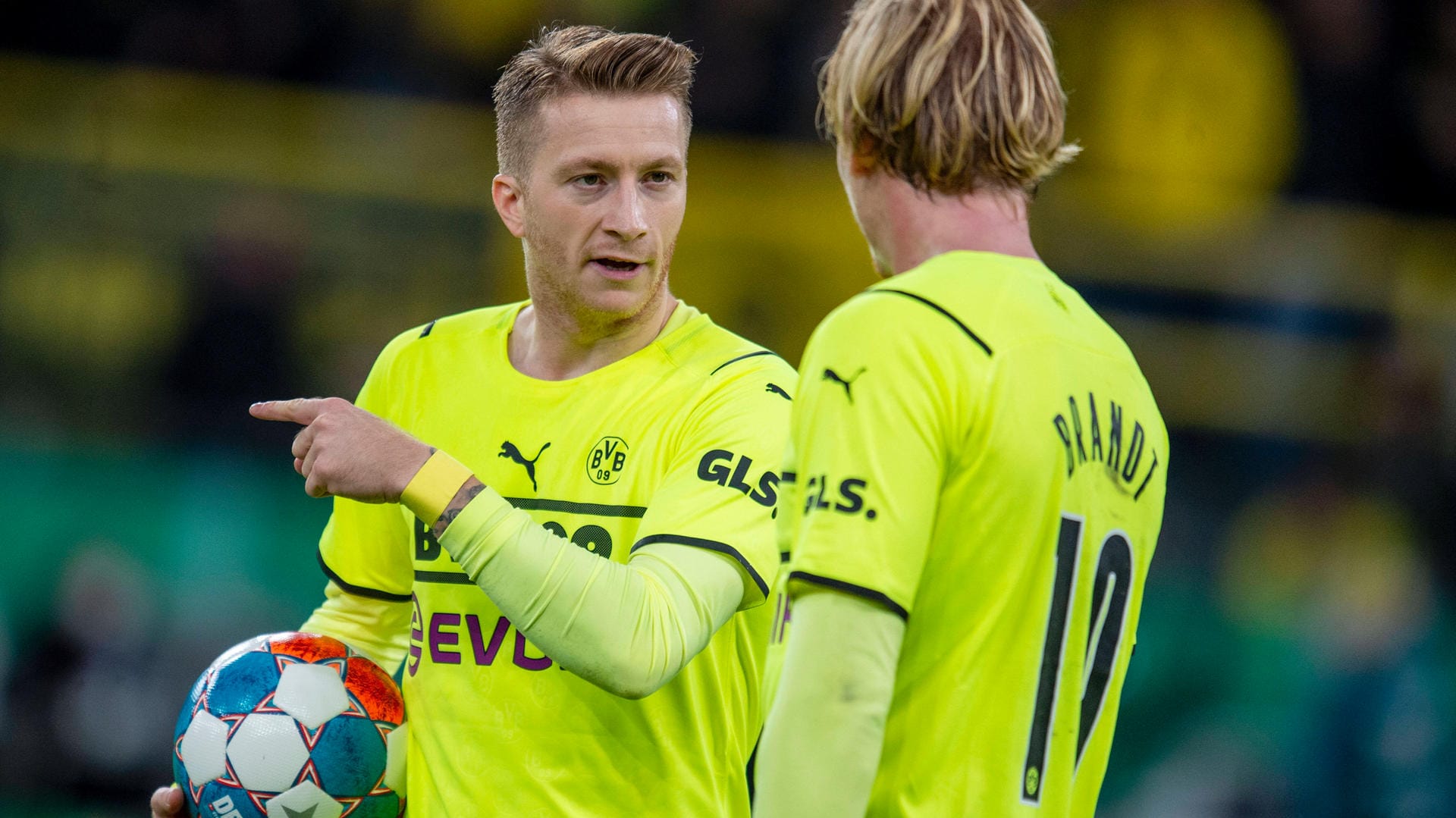 Marco Reus (.) und Julian Brandt: Der BVB setzte sich in der 2. Runde gegen den FC Ingolstadt durch.