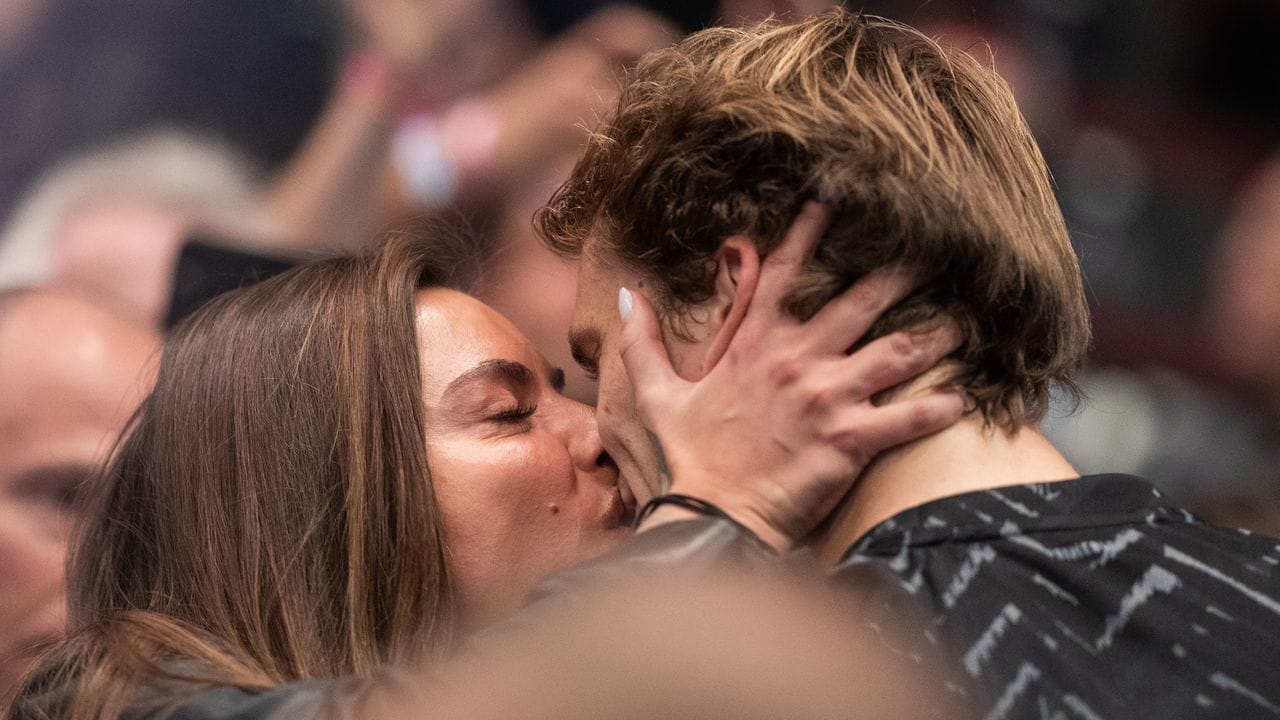 Ein Kuss für den Sieger: Alexander Zverev und seine Freundin Sophia Thomalla.