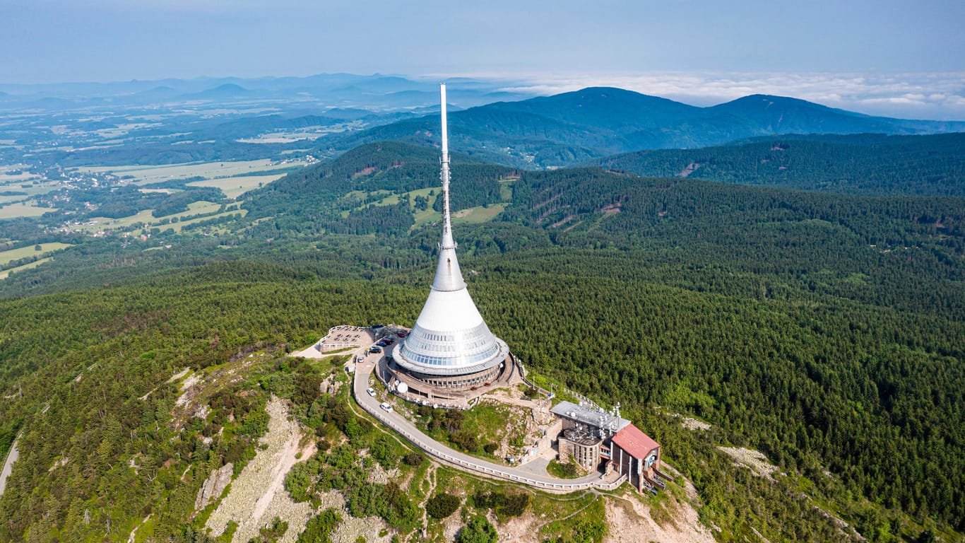 Der Berg Ještěd: Der auffallende Fernsehturm auf dem Gipfel macht ihn zu einer unverwechselbaren Landmarke. (Archivbild)