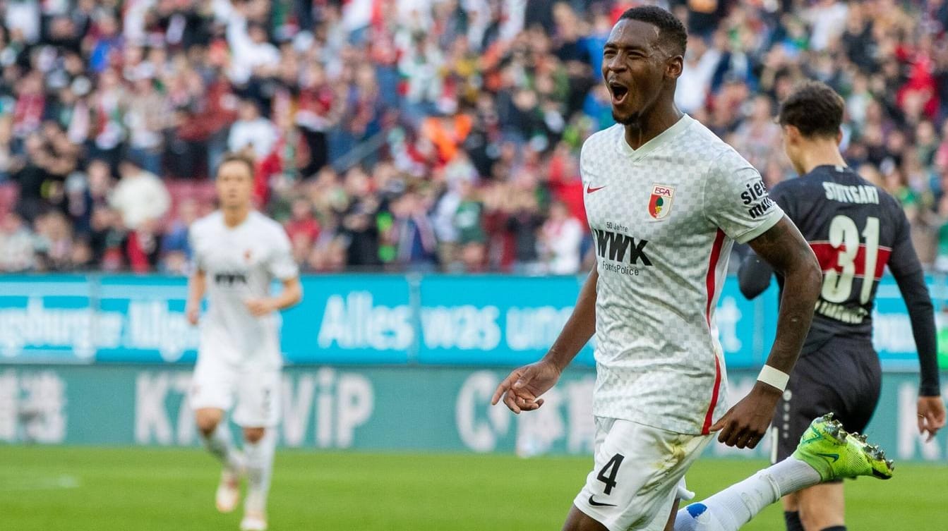 Reece Oxford: Der Augsburger kann über die Führung gegen Stuttgart jubeln. Reece Oxford: Der Augsburger kann über die Führung gegen Stuttgart jubeln.