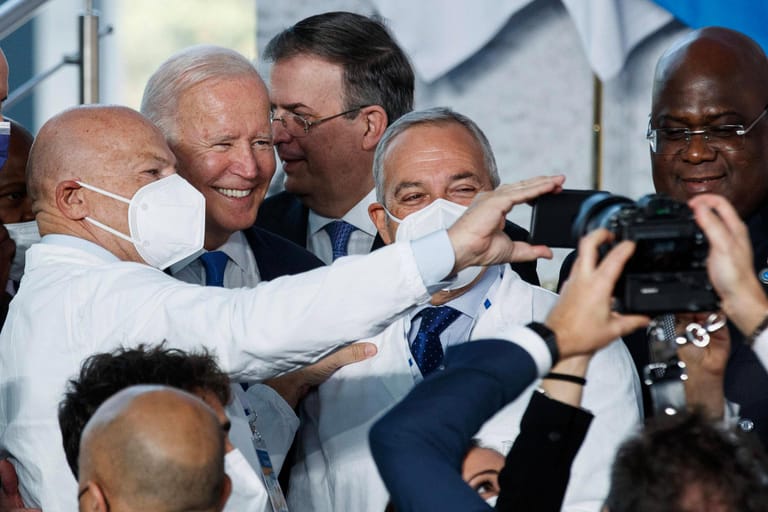 Beliebter Joe Biden: Italienische Mediziner baten den US-Präsidenten um ein Selfie.
