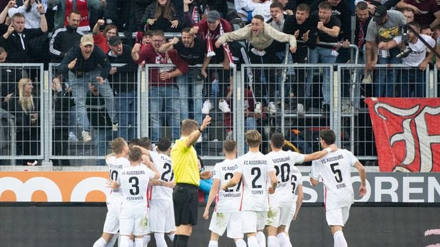 Der FC Augsburg konnte sich überraschend deutlich gegen Stuttgart durchsetzen. Der FC Augsburg konnte sich überraschend deutlich gegen Stuttgart durchsetzen.