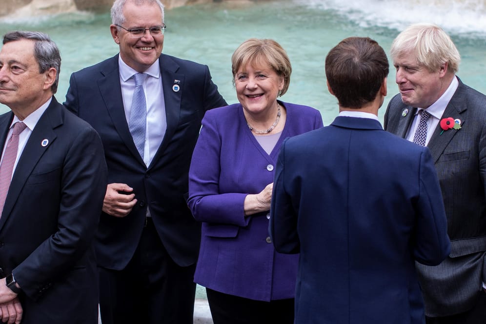 G20-Gipfel in Italien: Mario Draghi (l-r), Premierminister von Italien, Scott Morrison (l), Premierminister von Australien, Angela Merkel (CDU), geschäftsführende Bundeskanzlerin, Boris Johnson, Premierminister von Großbritannien, und Emmanuel Macron, Präsident von Frankreich besuchen den Trevi-Bunnen.