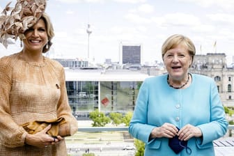 Königin Máxima und Angela Merkel (Archivbild): Bei ihrer Begrüßung in Rom mussten die beiden selbst schmunzeln.