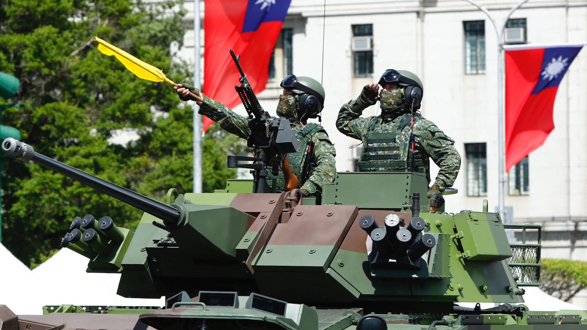 Taiwanesische Soldaten salutieren bei einer Parade in Taipeh (Archivbild): Die US-Beziehungen zu dem Land sind ein Grund für Chinas Proteste.