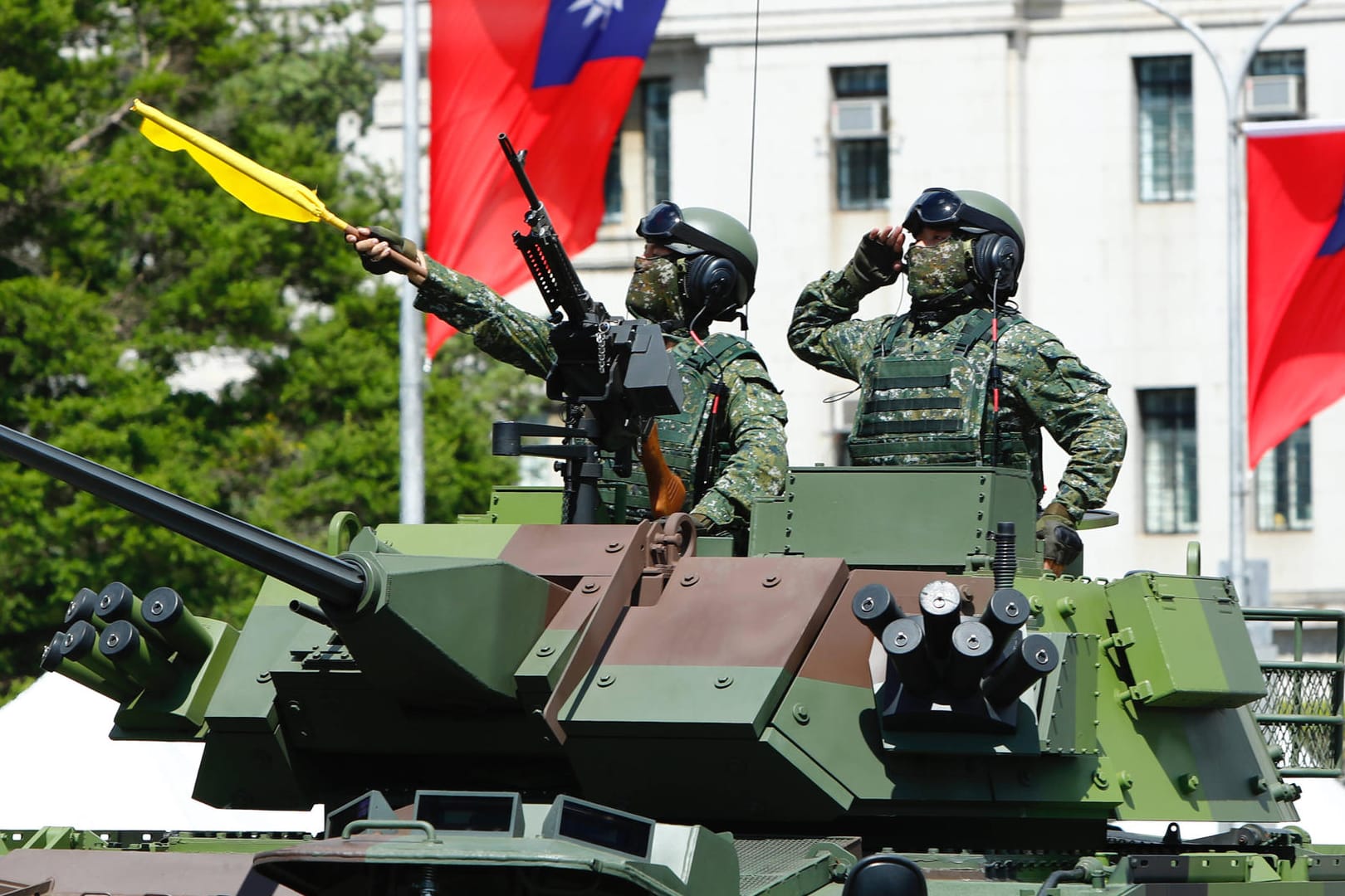 Taiwanesische Soldaten salutieren bei einer Parade in Taipeh (Archivbild): Die US-Beziehungen zu dem Land sind ein Grund für Chinas Proteste.