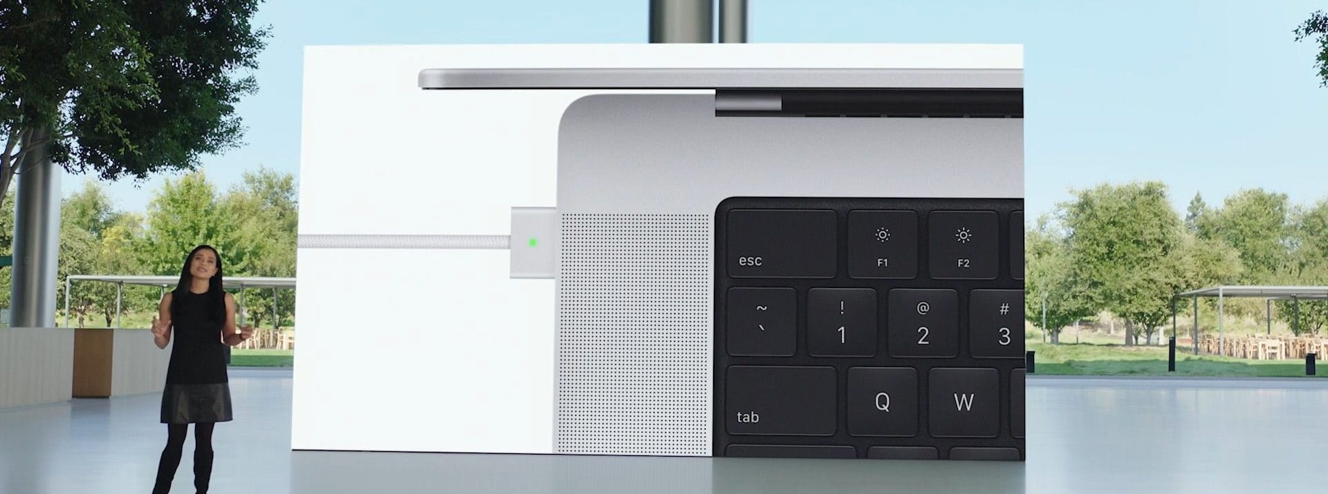 Apple erfüllt einen großen Wunsch und bringt den magnetische MagSafe Stromstecker zurück. Bei den letzten Modellen setzte Apple auf den USB-C-Anschluss zum Laden.