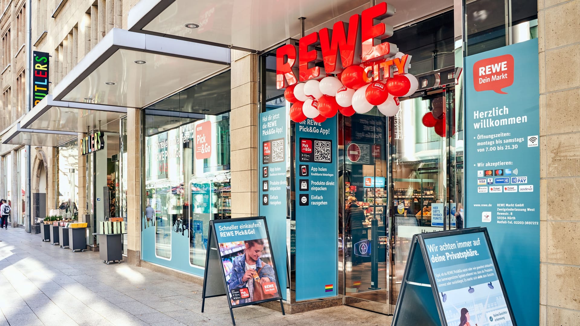 Eingang des REWE City-Markts Zeppelinstraße in Köln: Hier können Kunden ab sofort ohne Kasse einkaufen.