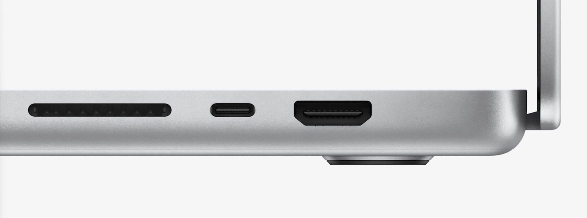 Die Anschlüsse des neuen MacBook Pro: HDMI und ein SD-Kartenlesen sind integriert. In der Mitte liegt ein Thunderbolt 4 Anschluss.