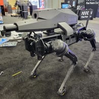 Der Roboter der US-Firma Ghost mit aufgesetztem Scharfschützengewehr.