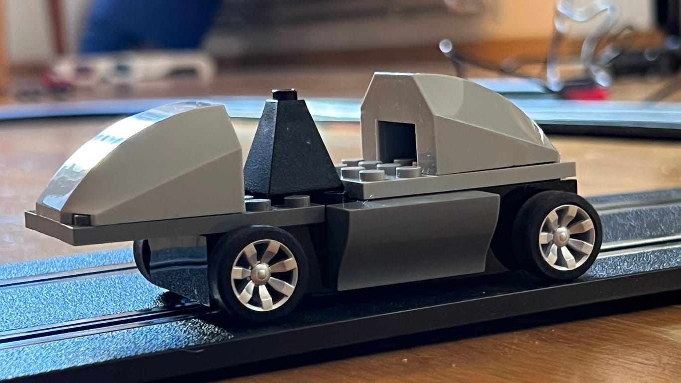 Das Carrera-Chassis erlaubt beliebige Anbauten mit Klemmbausteinen, etwa von Lego.
