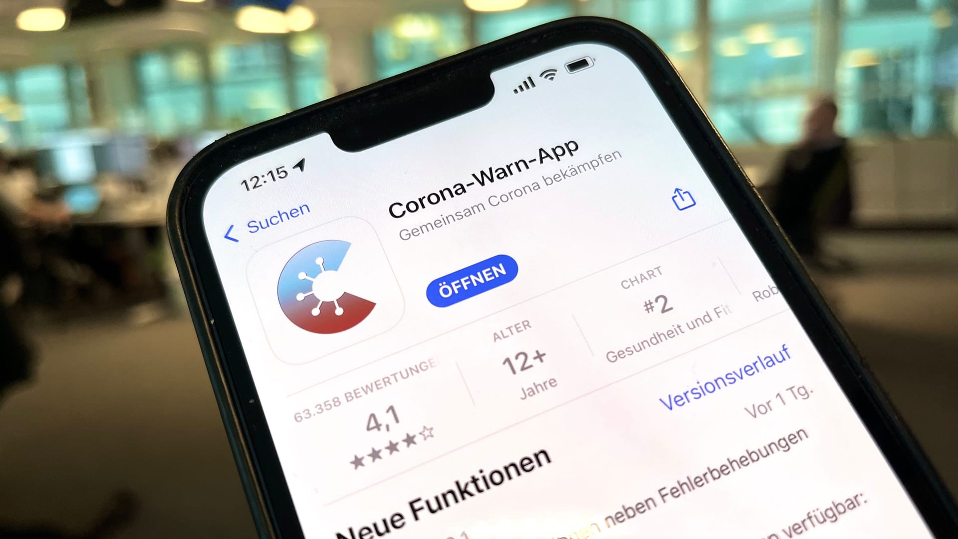 App Store auf dem iPhone: Die aktuelle Version der Corona-Warn-App bringt verschiedene neue Funktionen mit.