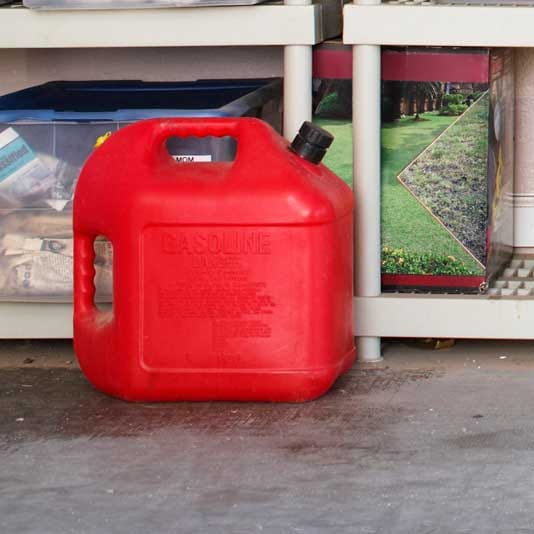 Benzinkanister sollte man besser nicht in der Garage aufbewahren.