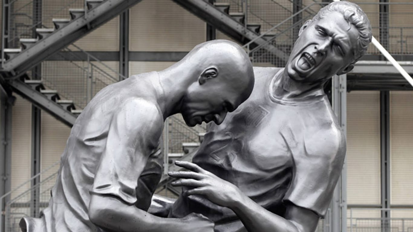 Die Kopfstoß-Statue von Paris zeigt die Attacke von Zinedine Zidane (li.) gegen Marco Materazzi aus dem WM-Finale 2006.